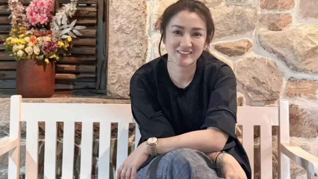 Melly Mono: Penyanyi Bersuara Emas yang Bikin Hati Bergetar!