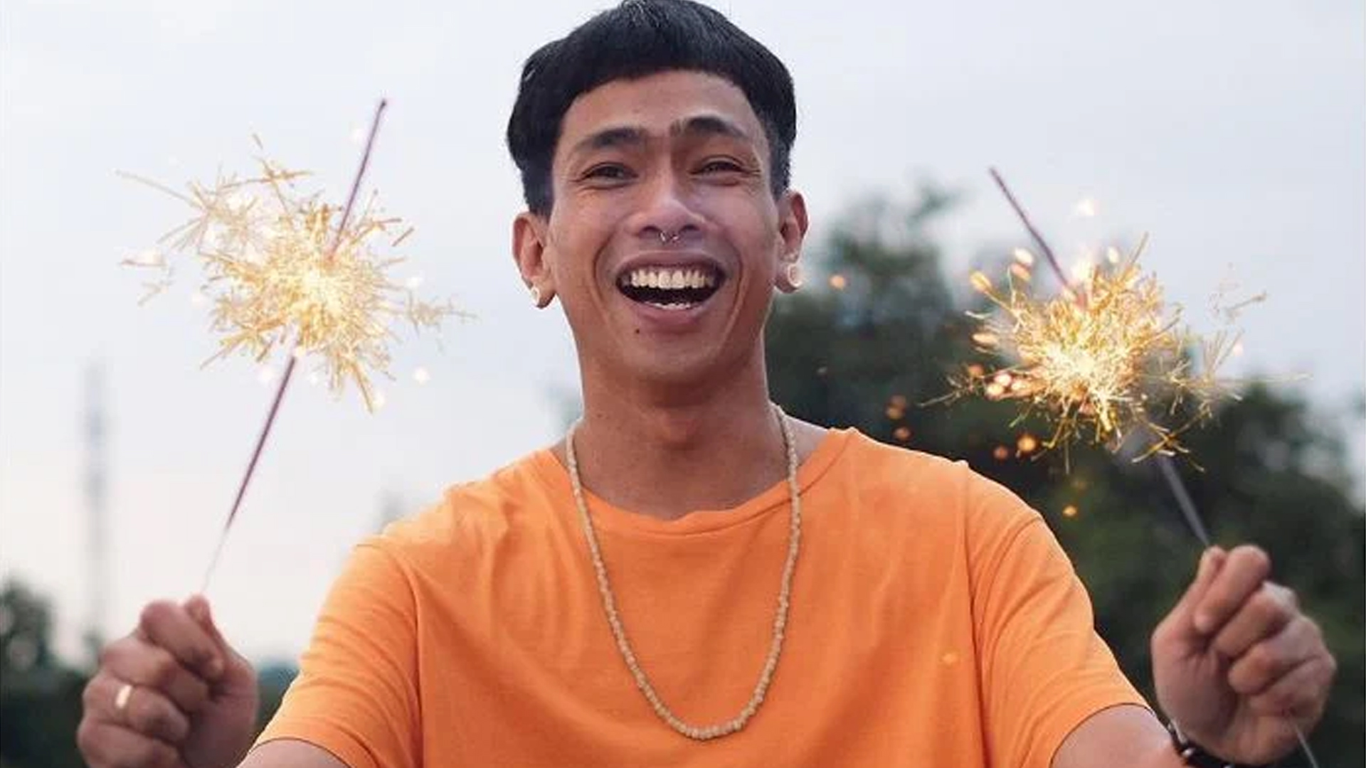 Kenalan Sama Ari Lesmana, Penyanyi dengan Gaya Khas!