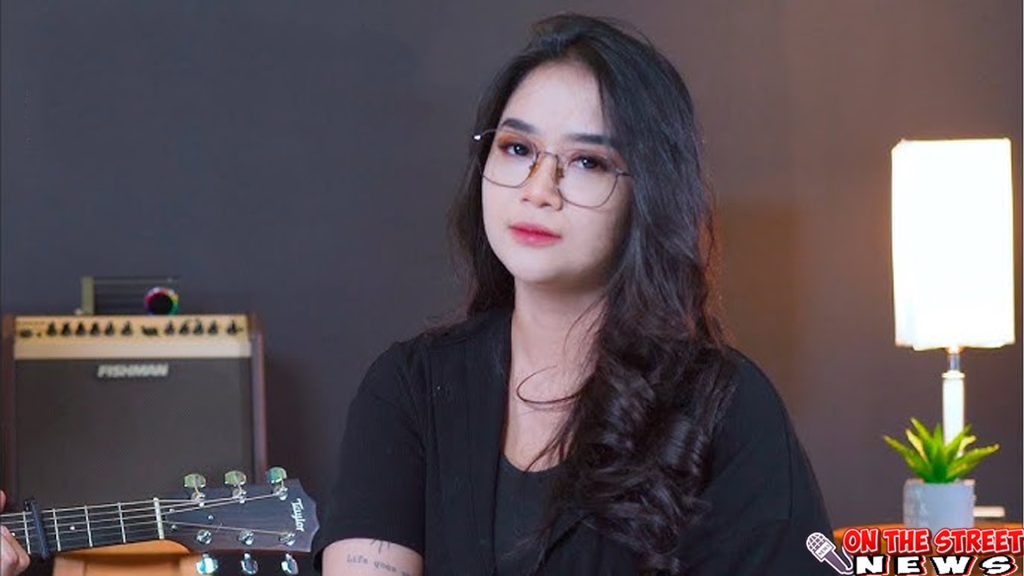 Di tengah derasnya gelombang penyanyi baru, satu nama terus melaju tanpa perlu teriak-teriak: Regita Echa. Suara lembutnya