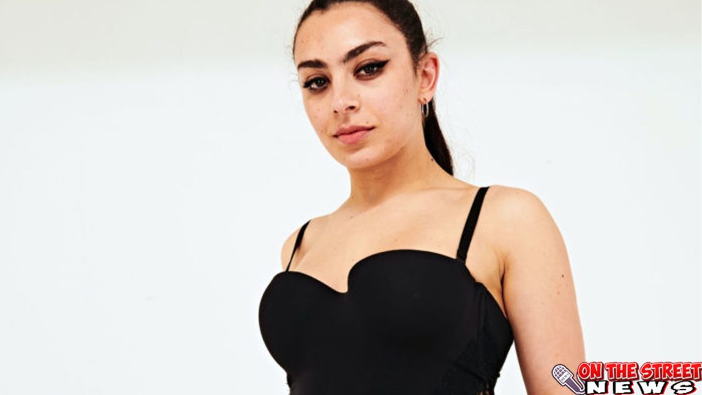 Charli XCX Nggak Main Aman, Musiknya Selalu Nendang!