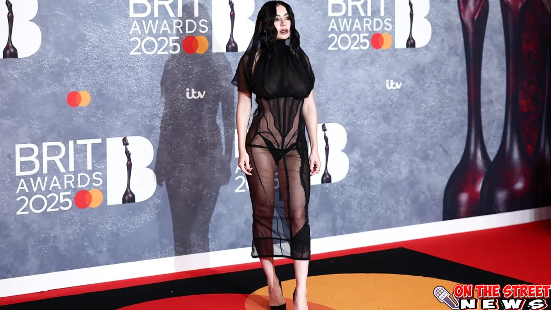 Charli XCX Nggak Main Aman, Musiknya Selalu Nendang!Charli XCX Nggak Main Aman, Musiknya Selalu Nendang!