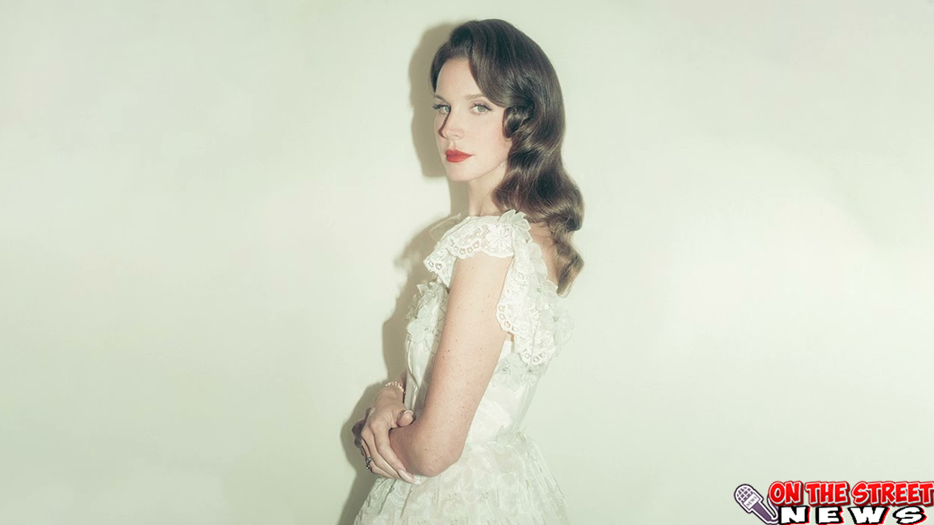 Lana Del Rey Suara Emas yang Membawa Cerita Mendalam!