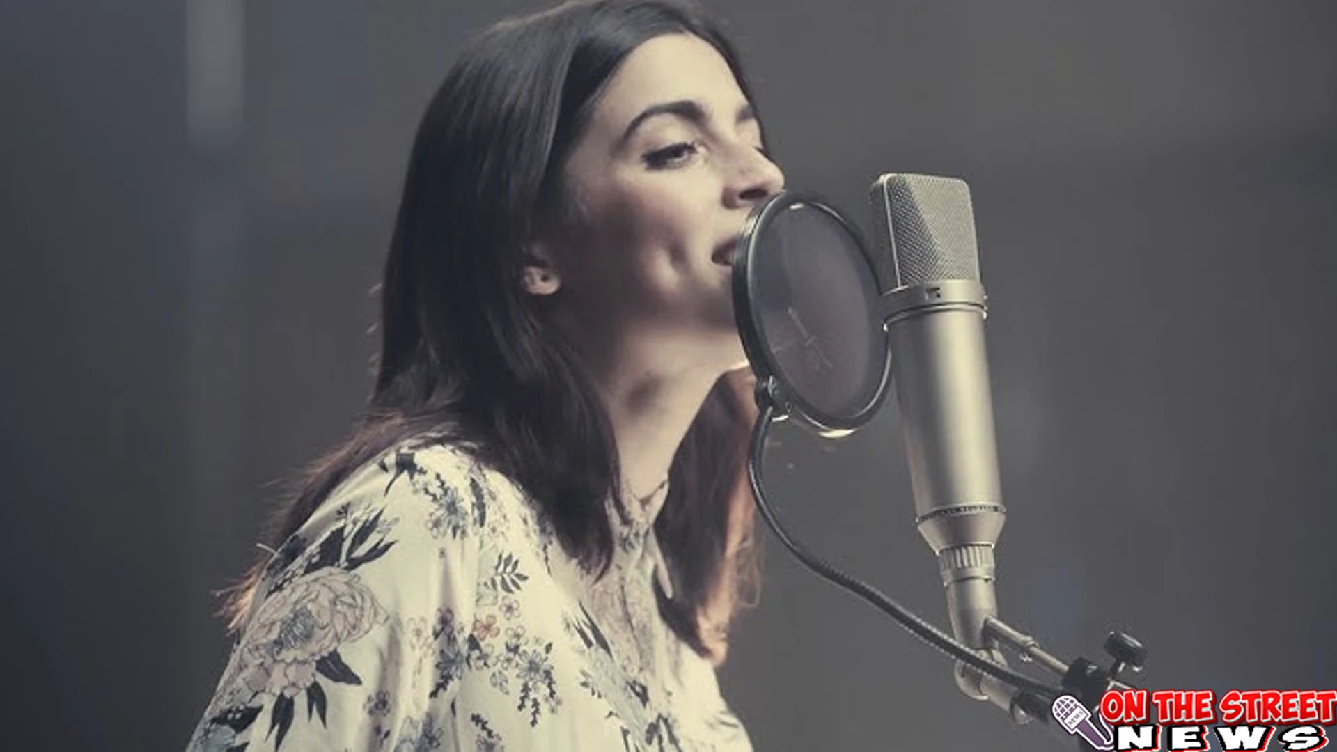 Léa Paci Bintang Baru Musik 2 Prancis dari YouTube